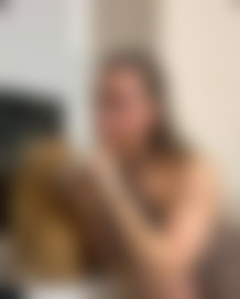 Osoba z kotem w kuchni swojego mieszkania
