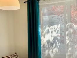 Pokój z oknem, zasłoną i lampą